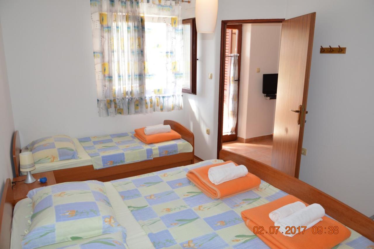 Apartments And Rooms By The Sea Jakisnica, Pag - 4160 Lun  Eksteriør billede